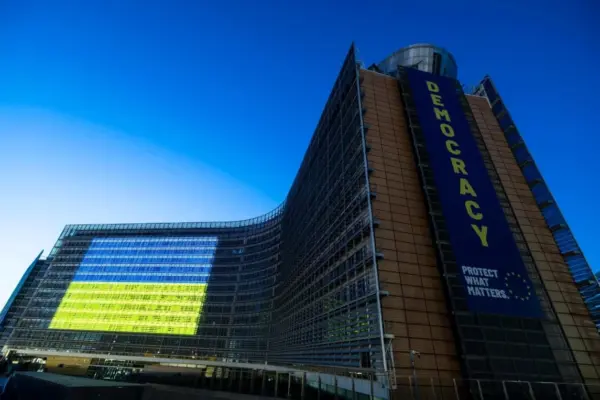 Що змінило синьо-жовте підсвічування парламентів Британії та Молдови 23 серпня