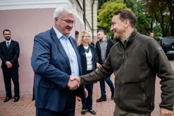 Сікорський у Києві: Польща не блокуватиме відкриття переговорних кластерів для України